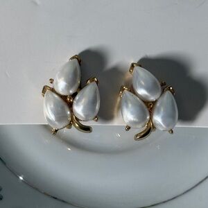 Vintage crown Trifari gold tone Pearl Teardrop Cluster Clip-On Earrings - White